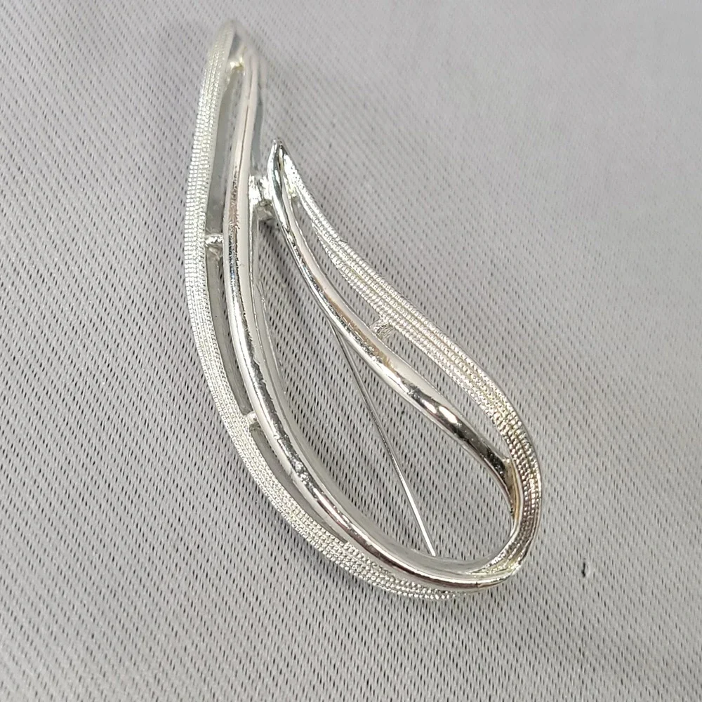Sarah‎ Coventry Vintage Brooch Silver Tone Abstract Leaf Swirl Pin MCM Textured